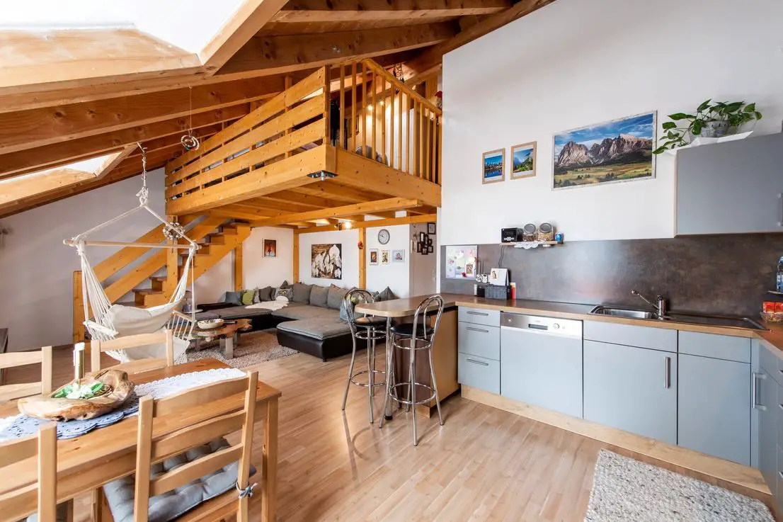 Der Wohn-Essbereich mit hochwe -- City-Wohnung im Herzen von Murnau