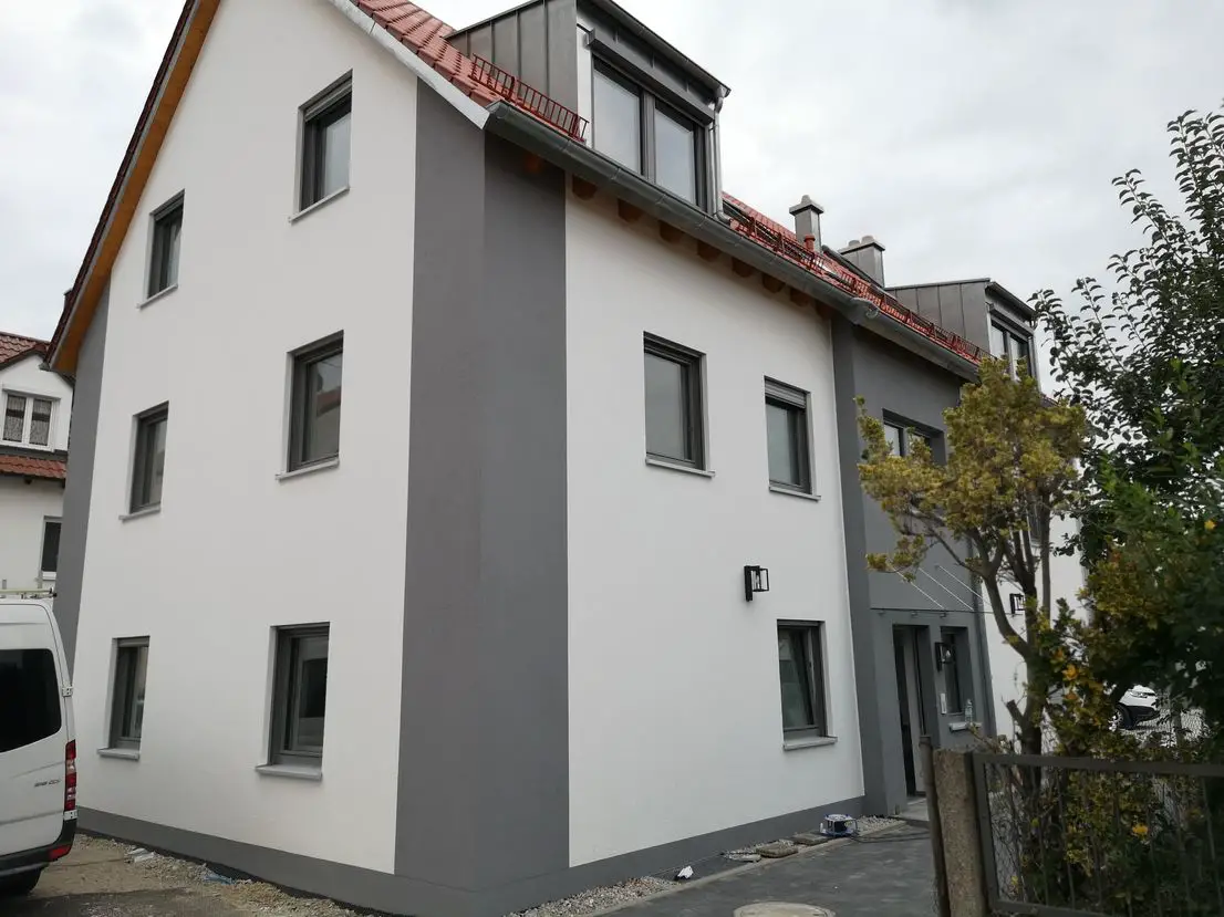 Hausansicht -- Erstbezug mit Balkon: exklusive 2-Zimmer-Dachgeschosswohnung in Augsburg - Lechhausen