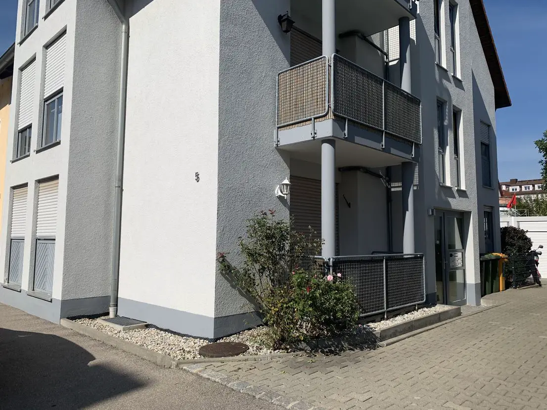 Hausansicht -- Renovierte zwei Zimmer Wohnung mit kleinem Balkon und Einbauküche in Augsburg