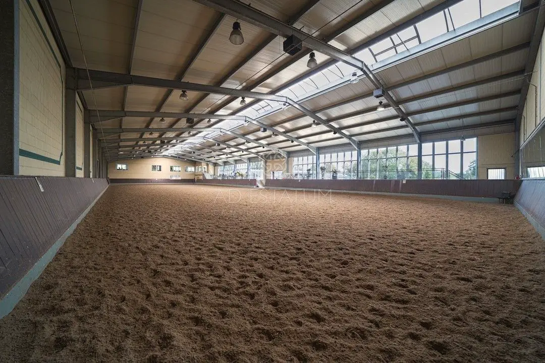 Neue Reithalle innen -- 140.000 m² Reitsportanlage - 2 große Reithallen - ultramoderne Pferdeklinik - das Pferdeeldorado!