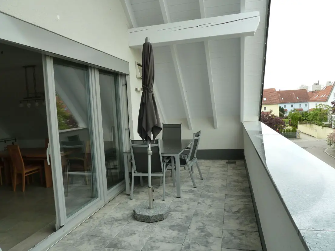 P1060098 -- Gepflegte 4-Raum-Penthouse-Wohnung mit Balkon und Einbauküche in Augsburg