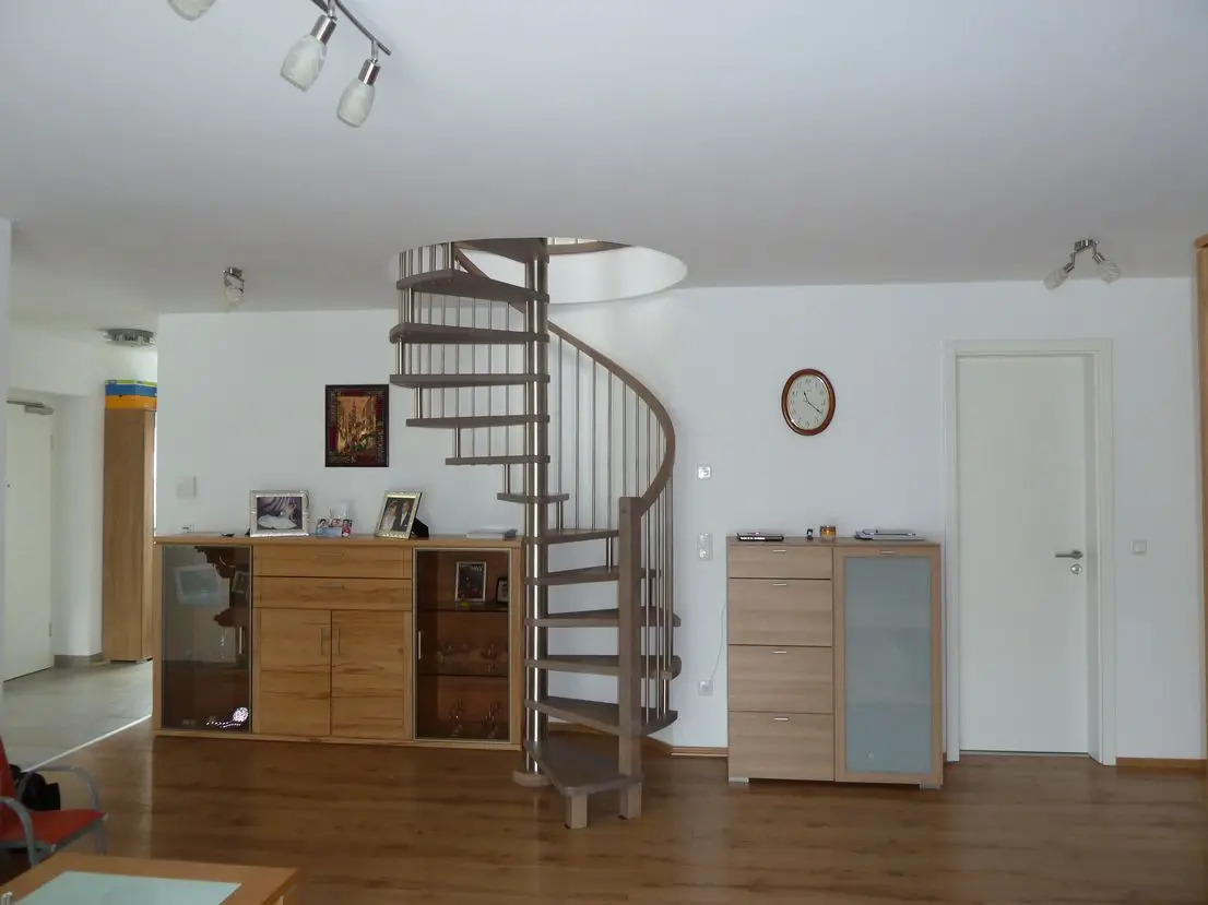 P1060114 -- Gepflegte 4-Raum-Penthouse-Wohnung mit Balkon und Einbauküche in Augsburg