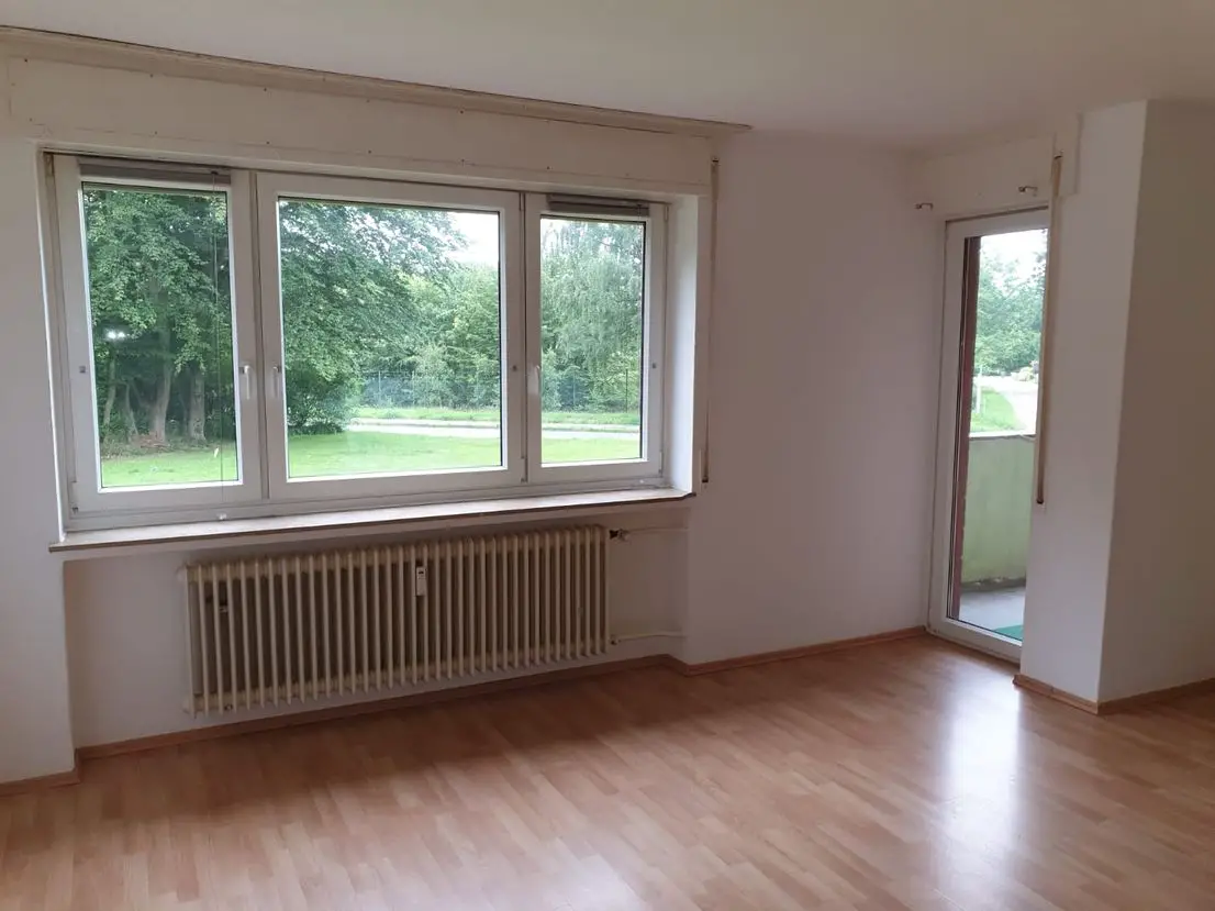 Wohnzimmer -- Helle 4-Zimmer-Wohnung in idyllischer Umgebung, 1 Kaltmiete frei oder 300,00 € GS von Ikea