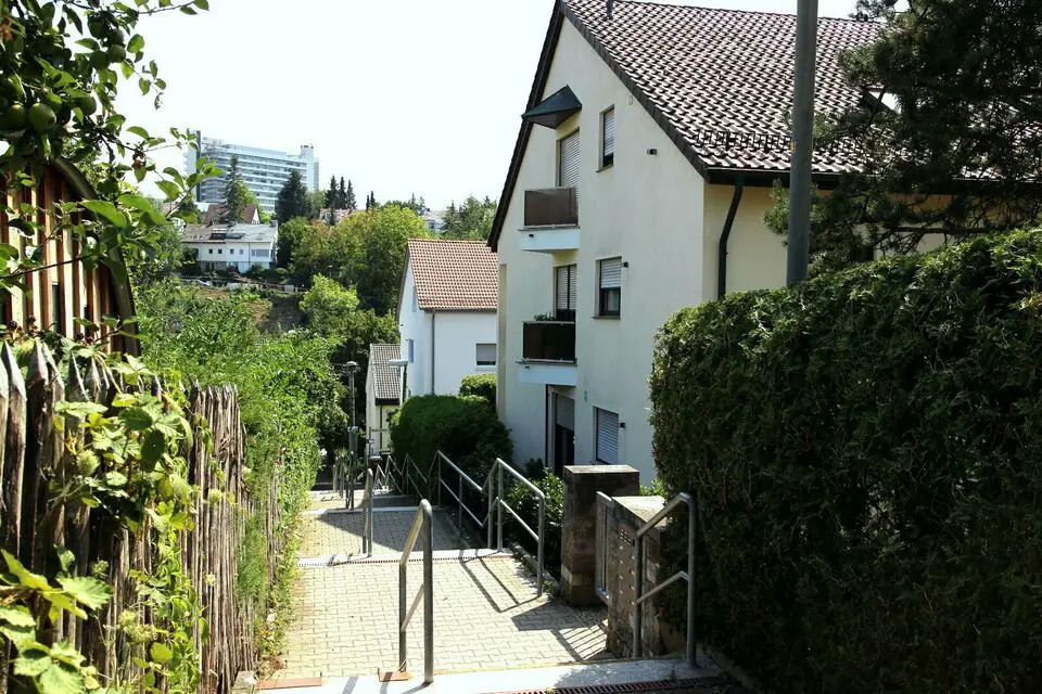 Außenansicht -- Exklusive, gepflegte 3,5-Zimmer-DG-Wohnung mit Balkon, Dachterasse und Einbauküche in Ludwigsburg