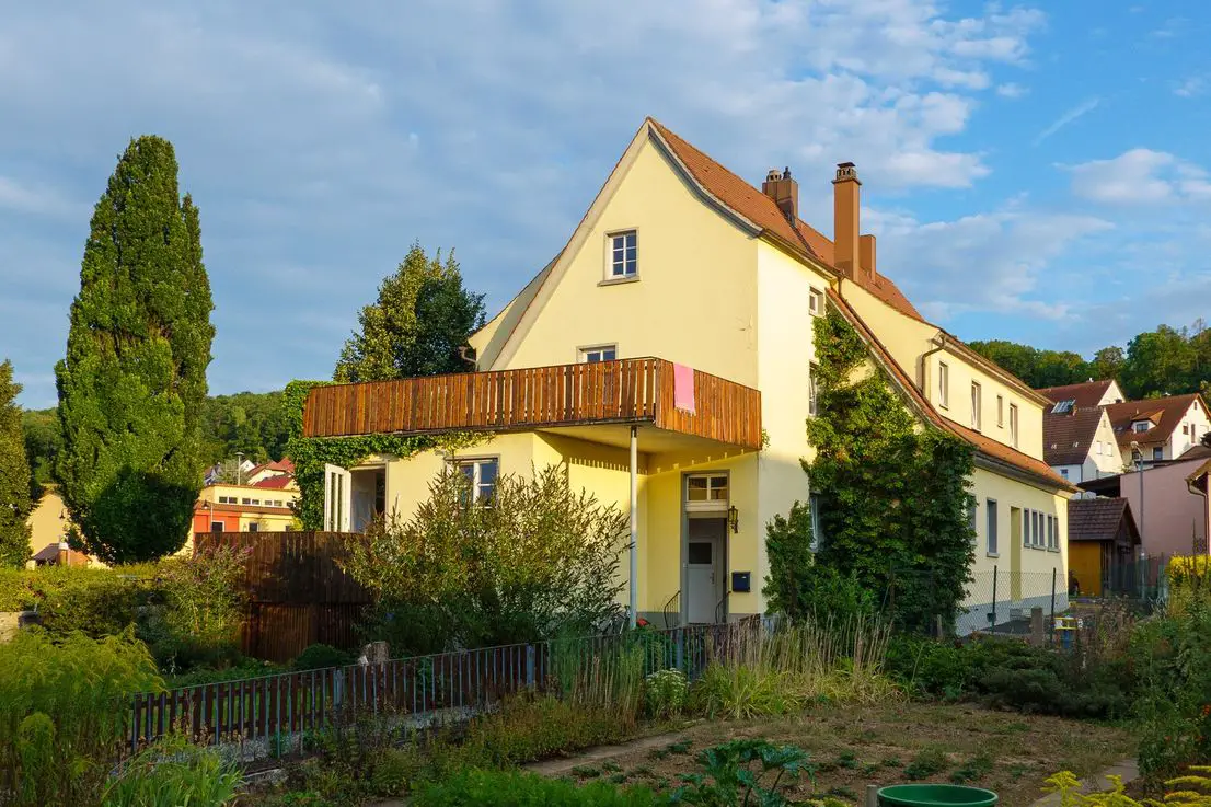 Der ehemalige Kindergarten -- 2 Familienhaus in Premiumlage mit schönem Garten