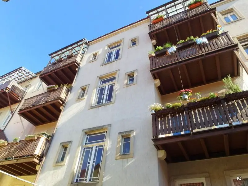 Ansicht Hofseite -- Großzügige 3-Zimmer-Wohnung mit Balkon z. Hofseite, Laminat, Eckbadewanne + beheizbarem Kachelofen