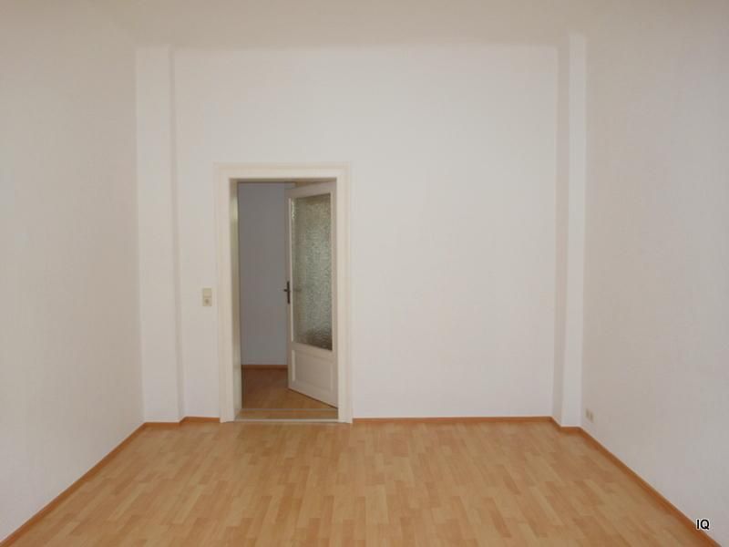 Schlafzimmer -- Großzügige 3-Zimmer-Wohnung mit Balkon z. Hofseite, Laminat, Eckbadewanne + beheizbarem Kachelofen