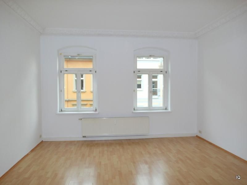 Wohnzimmer -- Großzügige 3-Zimmer-Wohnung mit Balkon z. Hofseite, Laminat, Eckbadewanne + beheizbarem Kachelofen