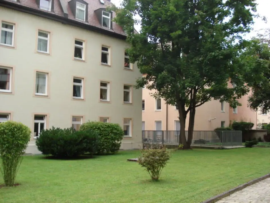 Hausansicht hinten Grünfläche -- Haidhausen Altbauwohnung !! Sehr ruhige, sanierte, 3-Zi-Altbauwohnung mit EBK in München Haidhausen