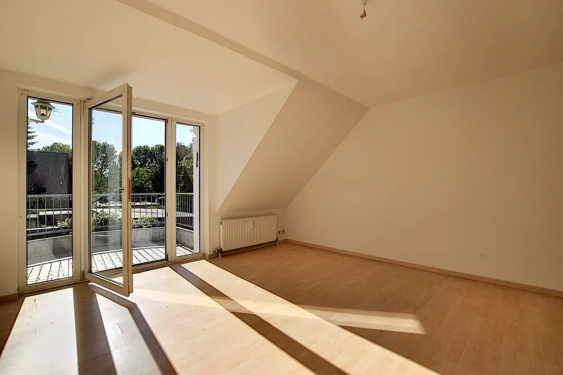 Wohnzimmer mit sonnigem Balkon -- Gut geschnittene 2-Zimmer-Maisonnette-Dachgeschosswohnung mit sonnigem Balkon in Hoppegarten