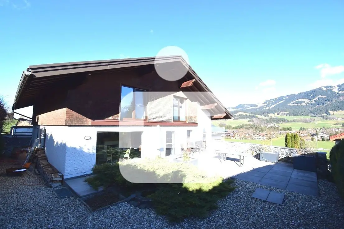 Ansicht Haus + Terrasse -- Panoramabergblick inklusive