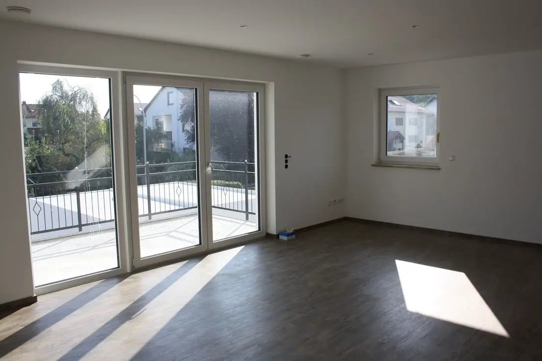 Wohnzimmer -- Erstbezug: exklusive 3-Zimmer-Wohnung mit Balkon in Fürstenfeldbruck