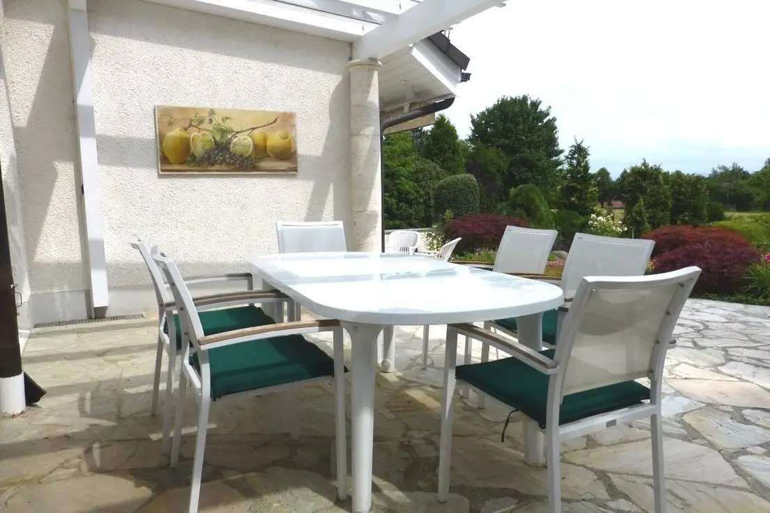 Terrasse -- Traumvilla für Gartenliebhaber mit dem Hang zum individuellen und großzügigen Wohnen