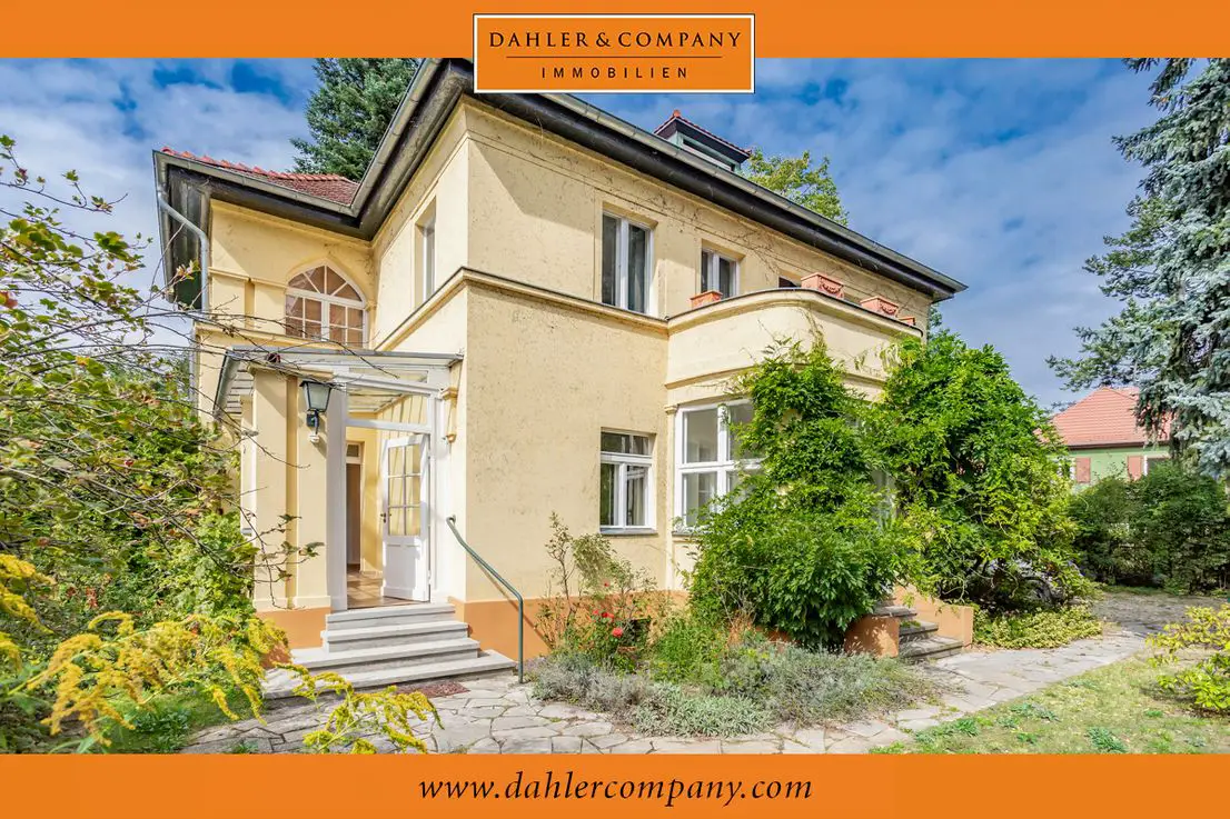 Straßenansicht -- Exklusive Villa in feiner Lage von Babelsberg
