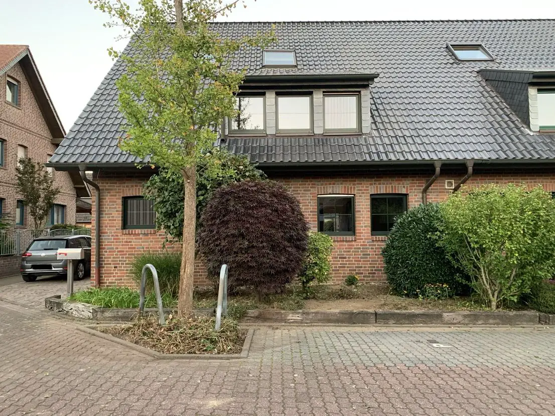 Außenansicht Straße -- Schöne großzügige Doppelhaushälfte in Brüggen-Born zu vermieten