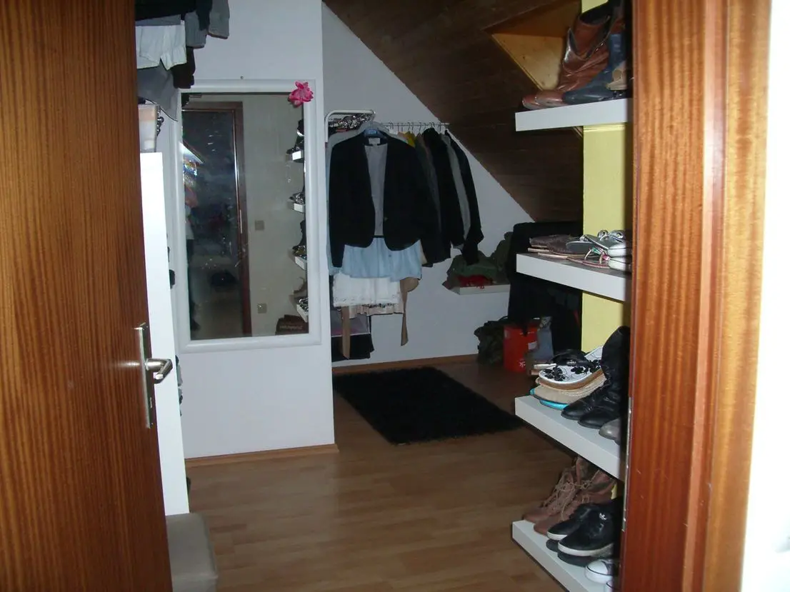 80 5 -- Gepflegte 3-Zimmer-DG-Wohnung mit EBK in Meßstetten