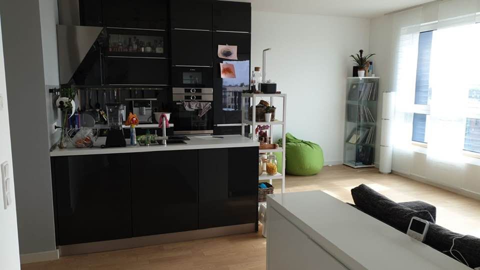 Wohnzimmer u Küche -- Exklusive 4-Zimmer-Wohnung mit Balkon und EBK in Düsseldorf