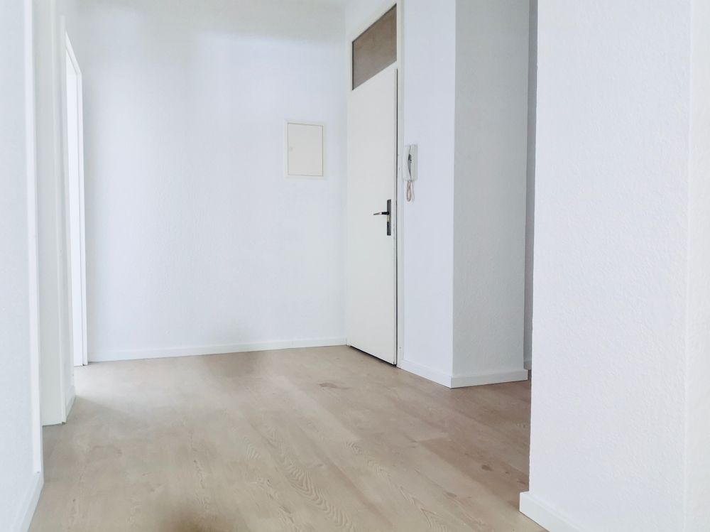 Flur -- Geräumige 2-Raum-Wohnung mit EBK und Stellplatz