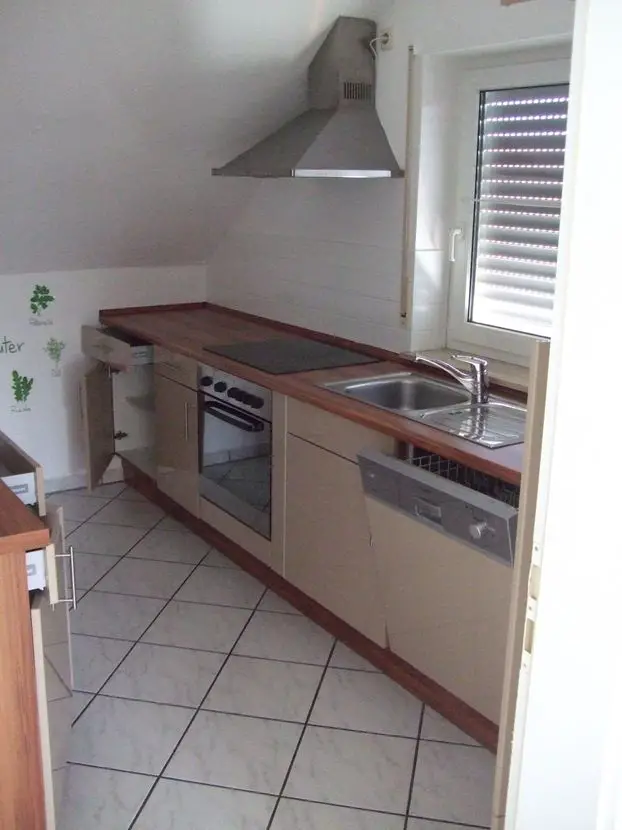 DSCF5355 -- Gepflegte Wohnung mit drei Zimmern sowie Balkon und Einbauküche in Schaafheim