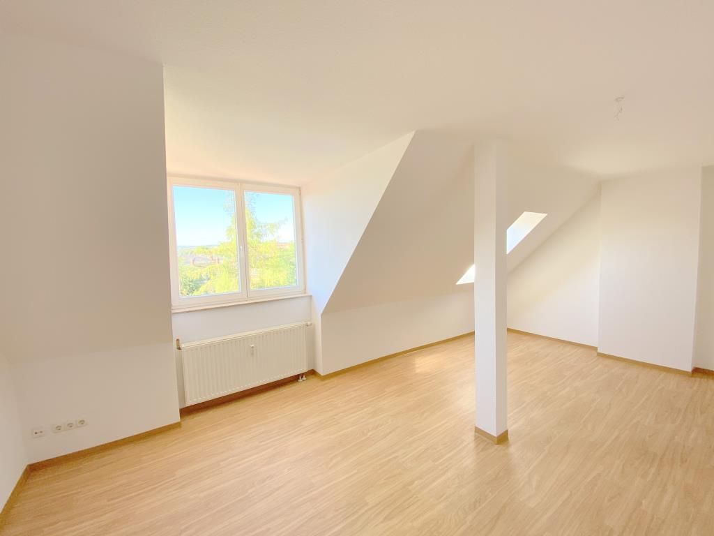 Wohnzimmer -- INDIVIDUELLE DACHGESCHOSSWOHNUNG. Am Puls der Stadt & nahe der Elbe. INKL. 360°-BEGEHUNG!