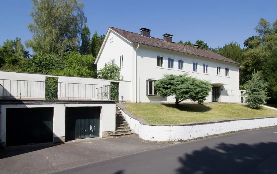 Aussenansicht -- Denkmalgeschützte, freistehende Villa im Landhausstil in ruhiger Bestlage von Bad Godesberg