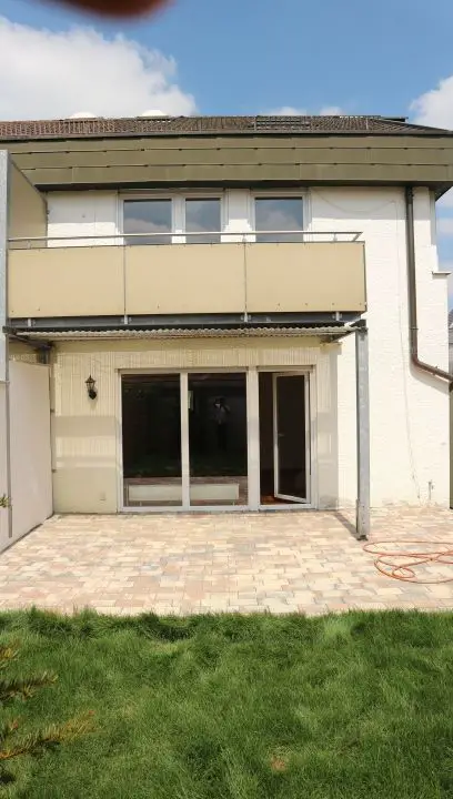 Hausansicht -- Schöne Doppelhaushälfte mit EBK, 4 WC´s, 2 Bäder, Terrasse und Garten sowie Garage in Gärtringen