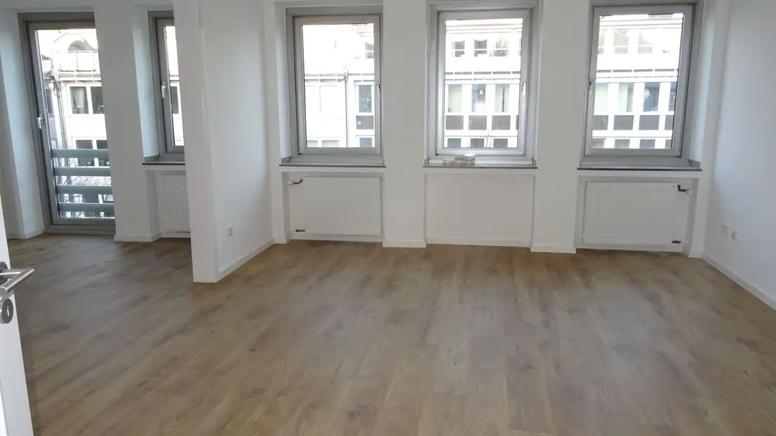 Wohnzimmer -- Gemütlich Wohnen in Düsseldorf-Stadtmitte mit Balkon