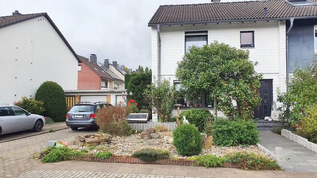 Vorderansicht -- Schönes Einfamilienhaus mit Ausbaureserve und tollem Garten in Oberhausen - Grenze Essen Dellwig