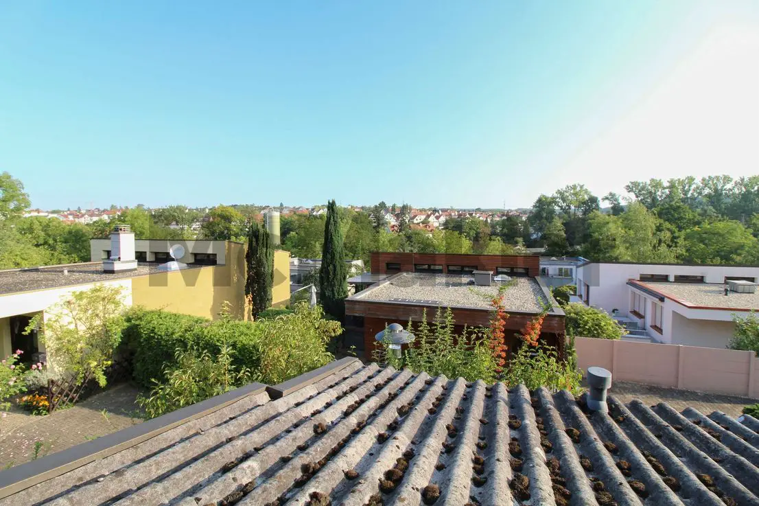 Ausblick -- Helles Architektenhaus in Hanglage, mit schönem Garten und ELW am Stadtrand von Wiesloch