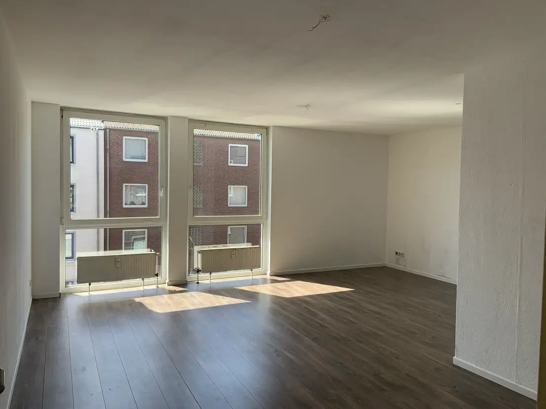 Wohnzimmer -- Sonnige und gut geschnittene 3 Zimmer Wohnung in Düsseldorf Eller / Lierenfeld!