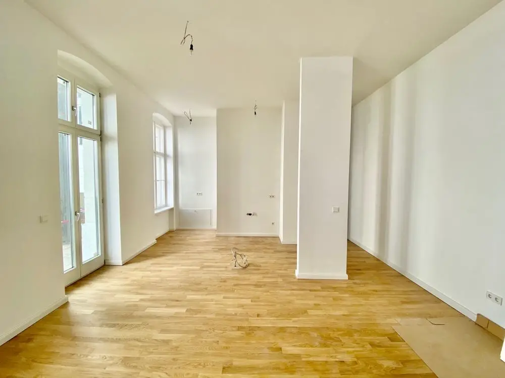 Wohnküche -- Erstbezug nach Sanierung: 2-Zi-Altbau-Whg im Erdgeschoss zum Innenhof mit Terrasse und ca. 61m²