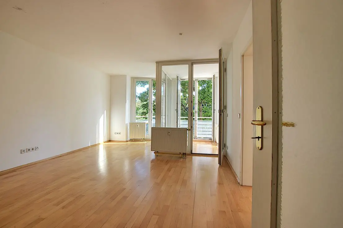 Wohnzimmer -- Frei ab sofort! kompakte 2-Zimmer-Wohnung mit Wintergarten in Pankow-Niederschönhausen