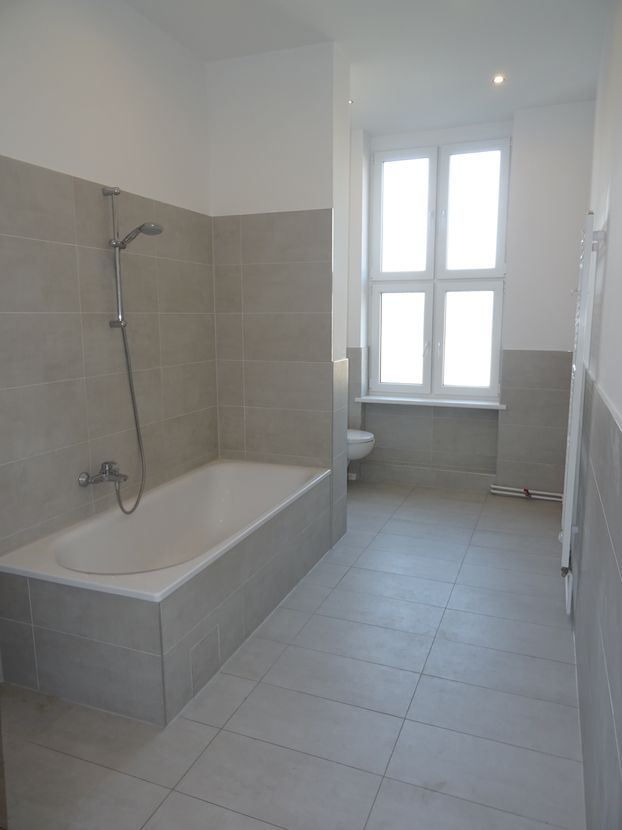 Bad mit Wanne und Fenster -- *NEU* 3er-WG-geeignete Wohnung mit Balkon und Einbauküche in Wittenau (Reinickendorf)