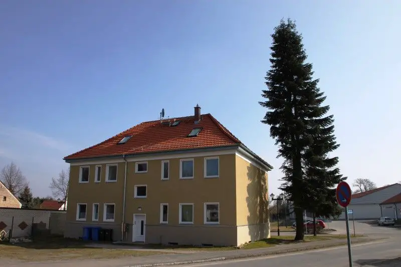 Hausansicht -- Schöne 3-Zimmer-DG-Wohnung mit gehobener Innenausstattung in Neuhardenberg
