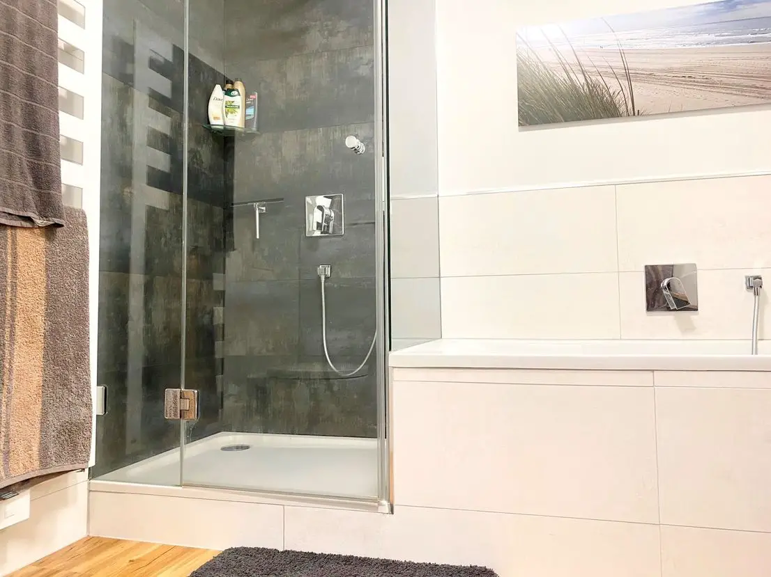 Badezimmer mit Dusche/Badewann -- Schönes Reihenmittelhaus in bester Lage von Erfurt