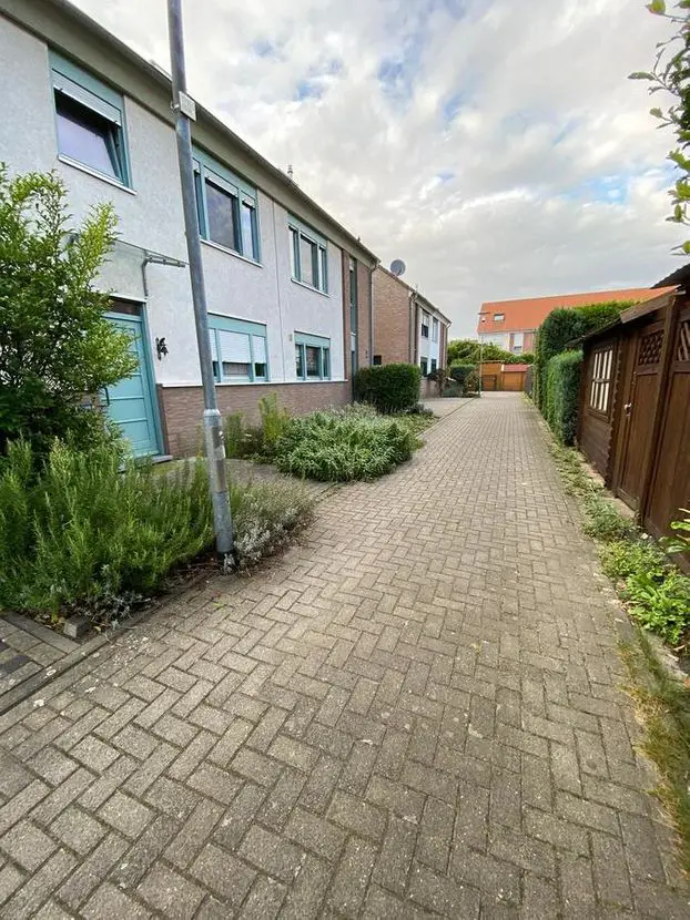 Weg zum Haus -- Seltene Gelegenheit. Einfamilienhaus mit Garten und Garage im Stadtzentrum von Grevenbroich.