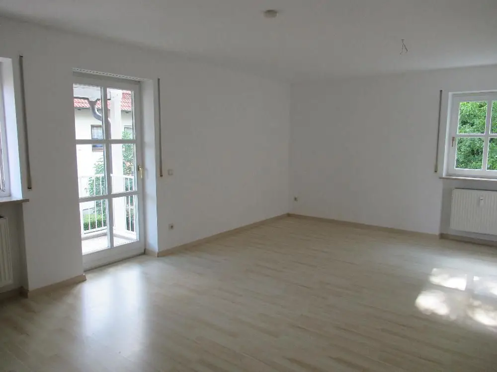 Wohnzimmer -- Ch.Schülke-Immoblien; Moosburg! Moderne 2-Zimmer-Wohnung mit Balkon und EBK