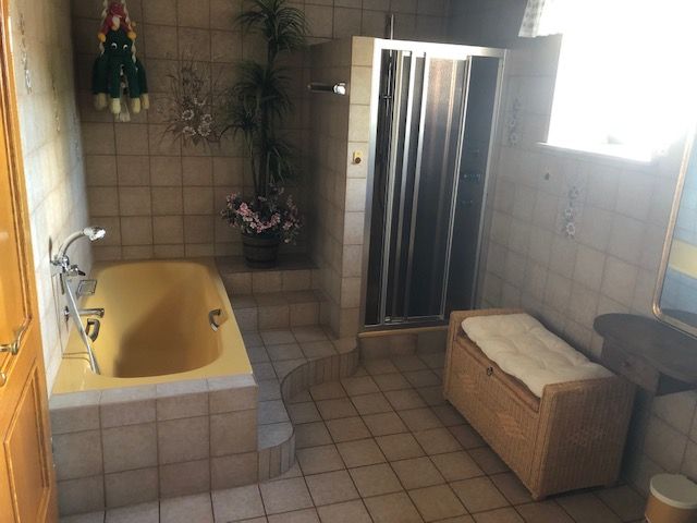 Badezimmer -- Das besondere Einfamilienhaus mit Einliegerwohnung in bester Wohnlage