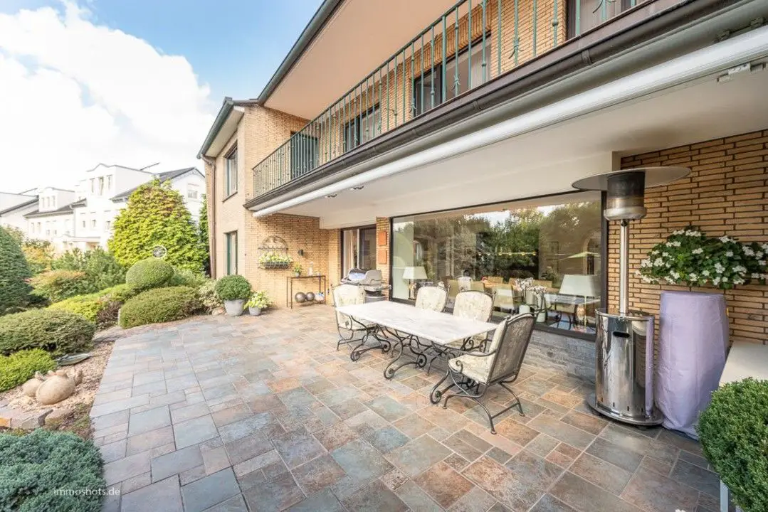 Terrasse -- Hochwertiges Einfamilienhaus mit schöner Gartenanlage und Bürofläche! 