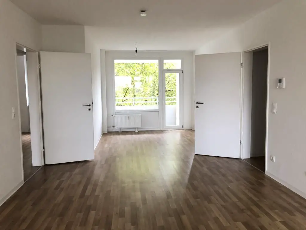 Wohnzimmer mit Essbereich -- Großzügige 3-Zimmer-Wohnung in Düsseldorf-Hasselsa