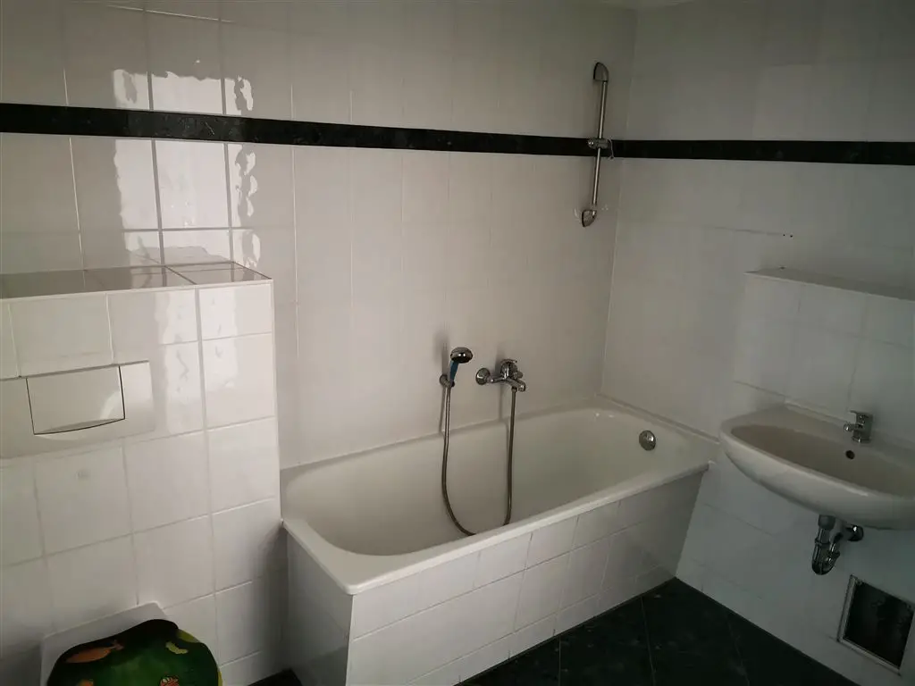 Badezimmer -- 2-Zimmer Wohnung mit Wintergarten!!!