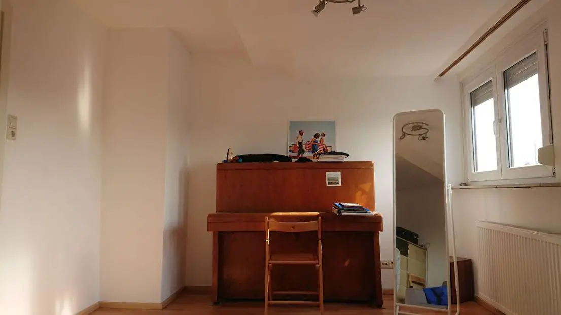 Wohnzimmer2 -- 2-Zimmer-Dachgeschosswohnung mit Einbauküche in Stuttgart-Feuerbach zur Untermiete