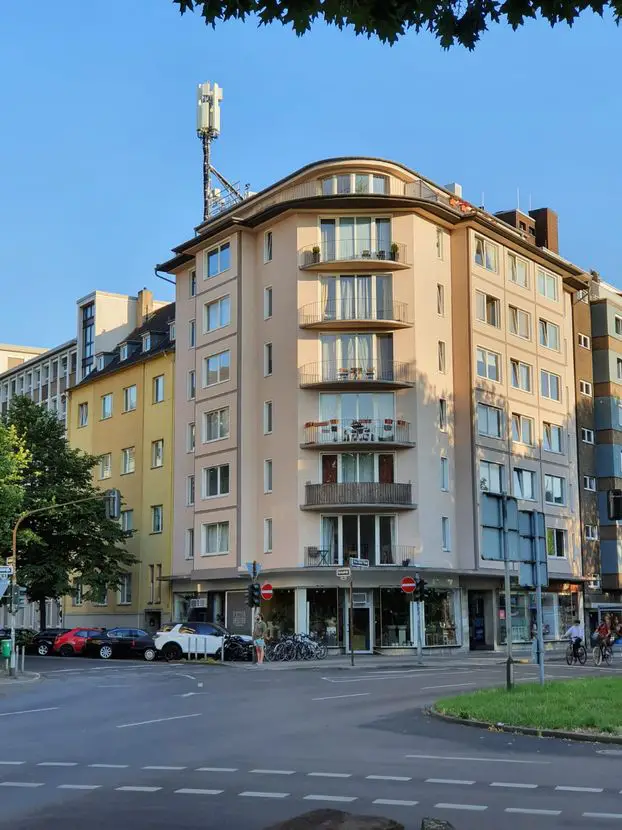 Außenansicht -- Charmante 4-Zimmer-Wohnung mit Balkon in Düsseldorf Pempelfort // WG-GEEIGNET