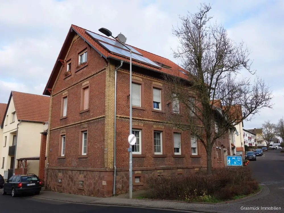 Straßenansicht -- Schöne und frisch renovierte Maisonette-Wohnung in Nidderau-Ostheim zu vermieten-frei ab 01.12.2020