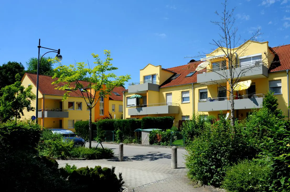 Außenansicht der Wohnanlage -- Gemütliche 3 Zimmer-Wohnung in bester Wohnlage in Gersthofen mit sonnigem Balkon !