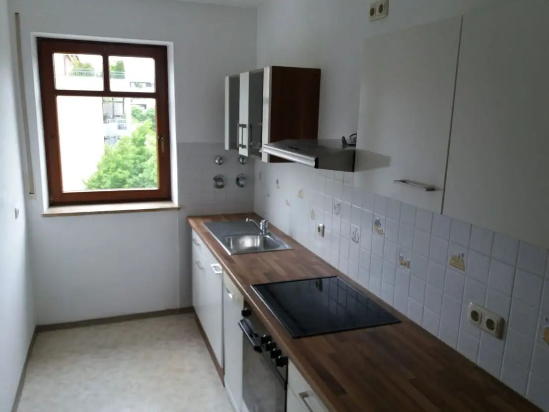 Küche mit Fenster -- Stilvolle, gepflegte 2-Zimmer-Wohnung mit Balkon und EBK in Augsburg