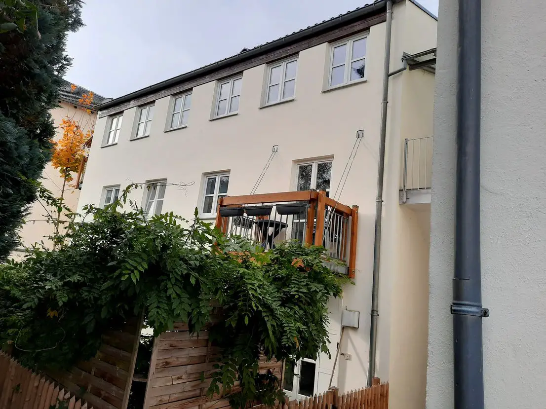 Balkon -- 3-Zimmer-Wohnung auf drei Etagen (Hanghaus) mit Balkon, Terrasse und kleinem Garten in Kraiburg/Inn