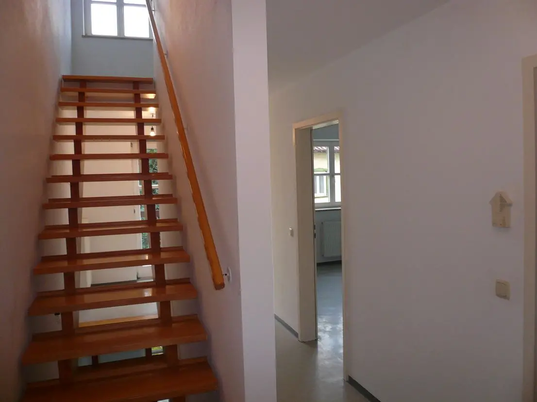 Treppenhaus -- 3-Zimmer-Wohnung auf drei Etagen (Hanghaus) mit Balkon, Terrasse und kleinem Garten in Kraiburg/Inn