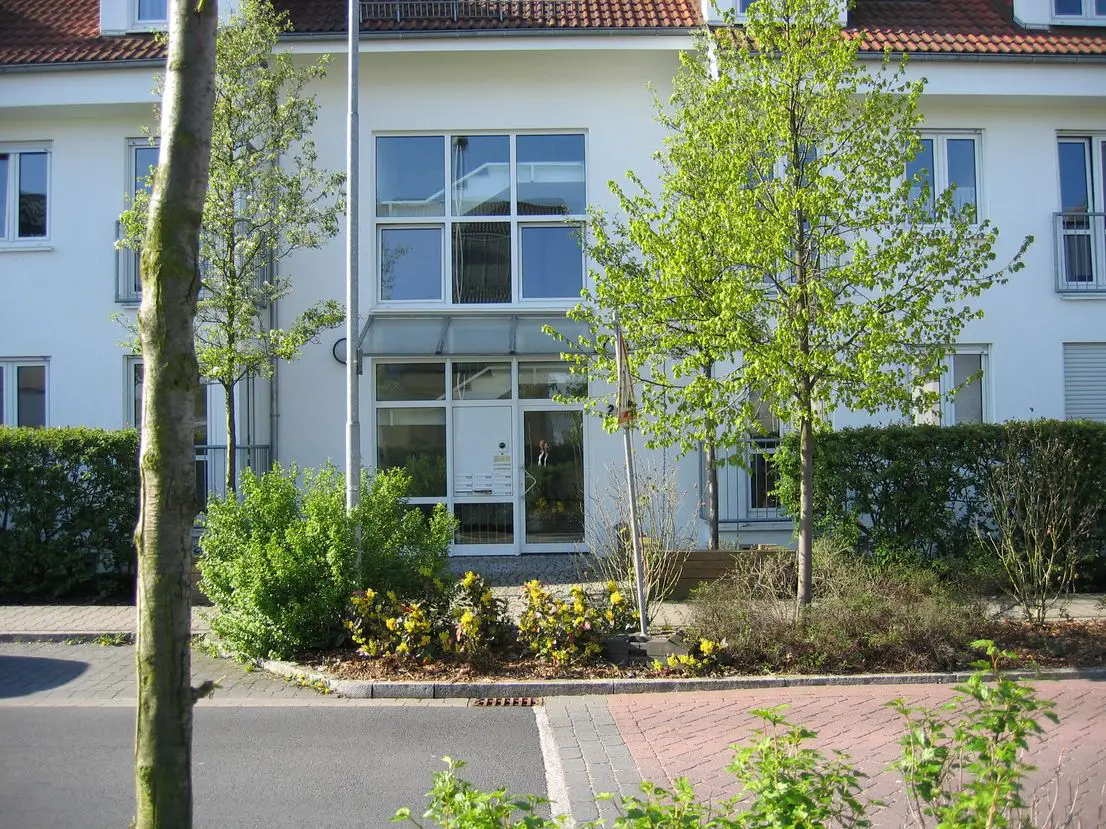 Hausansicht -- Moderne, gepflegte 4-Zi-Wohnung mit Balkon in beliebter Lage von Neu-Isenburg (von privat)
