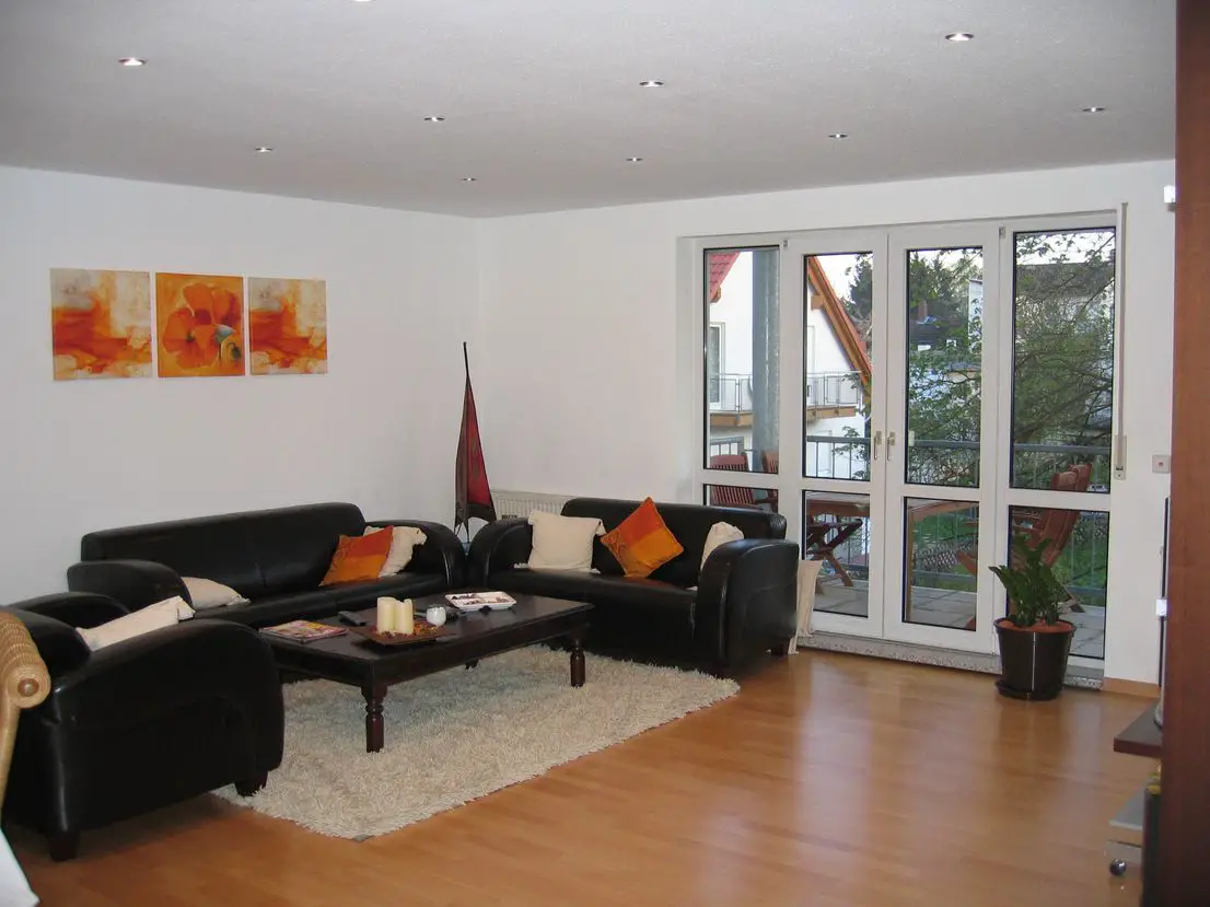 Wohnzimmer -- Moderne, gepflegte 4-Zi-Wohnung mit Balkon in beliebter Lage von Neu-Isenburg (von privat)